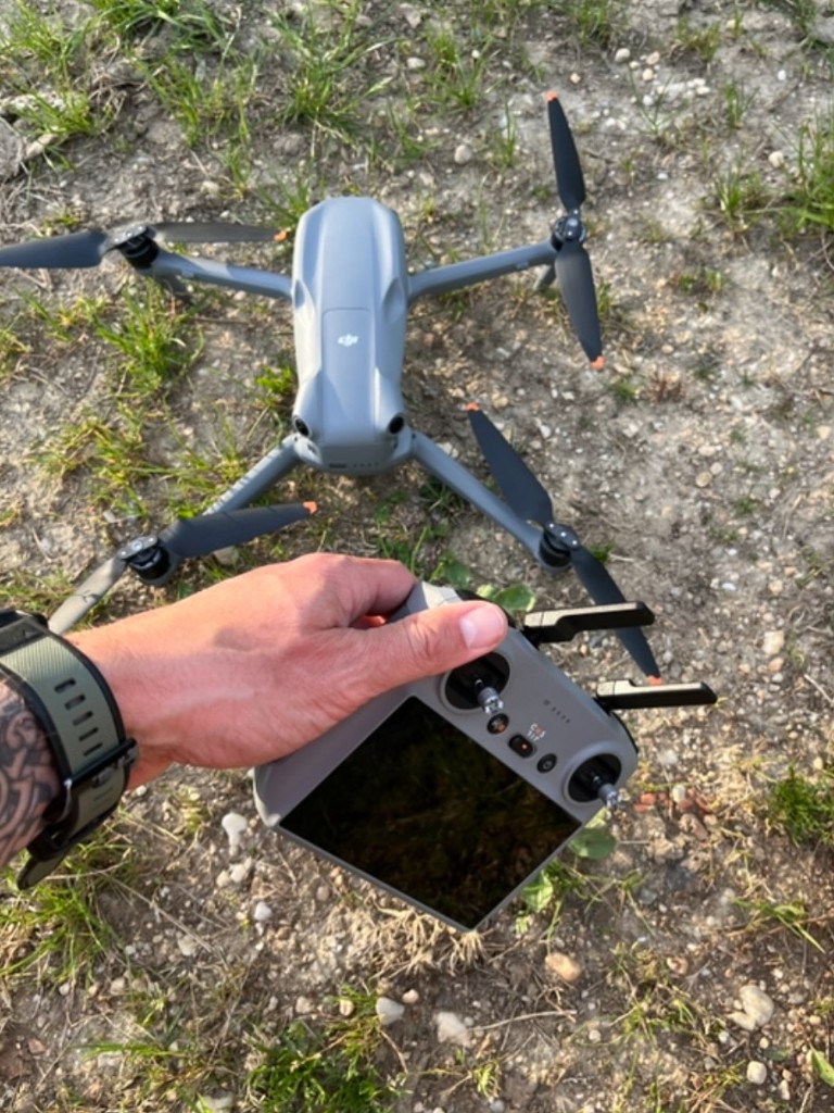 Drone DJI et radiocommande en extérieur