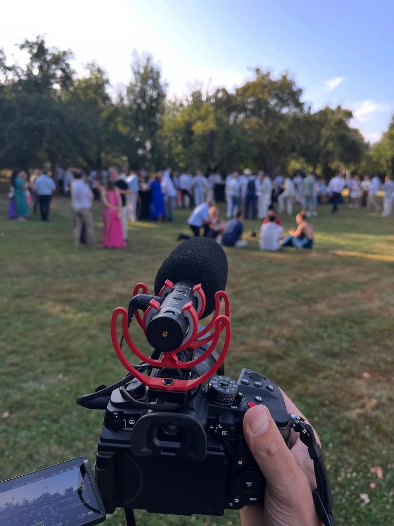 Micro RØDE monté sur caméra en situation de tournage
