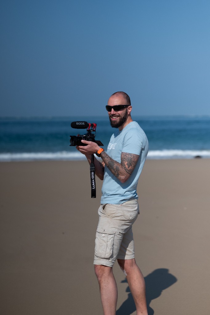 Damien, vidéaste à la plage